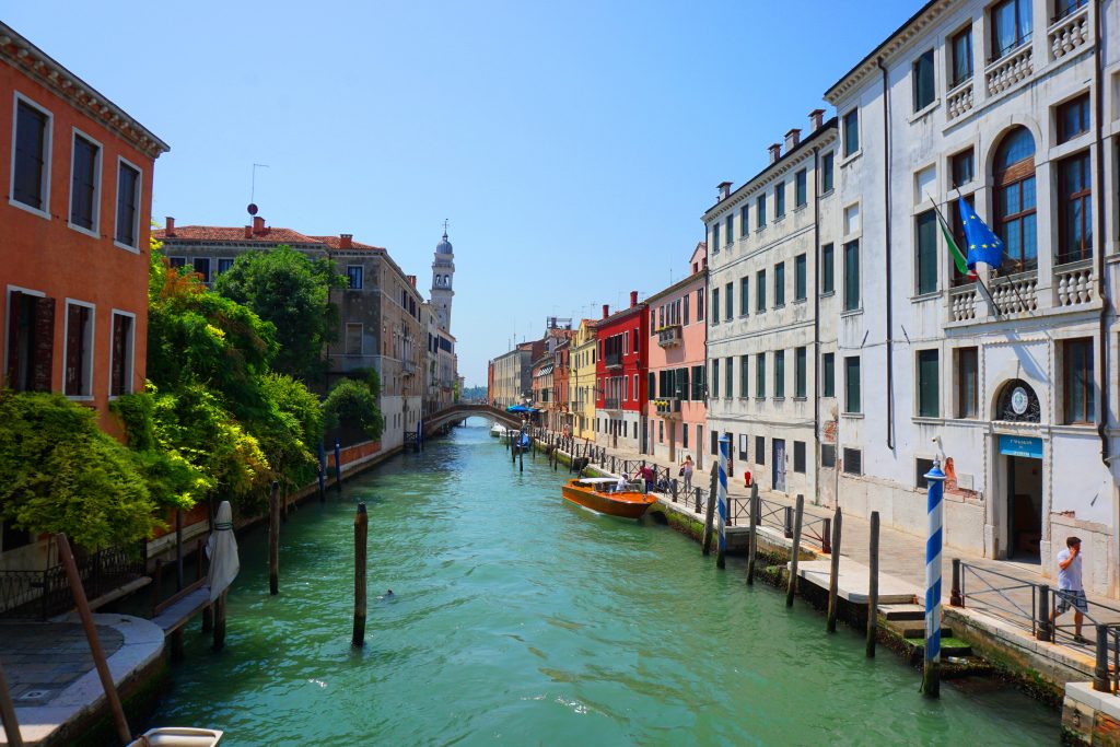 Discover the best tourist attractions in Venice, Italy! Catch the main sights and then get off the beaten path with this guide to Venice!