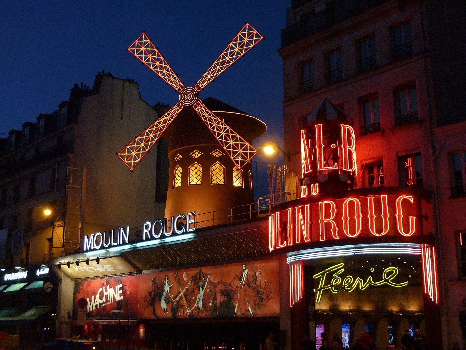 Paris bucket list - Moulin Rouge at night
